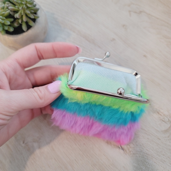 💕 NWOT Vegan Fur Colorful Coin Wallet Pouch - Picture 3 of 10